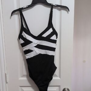 Aidonger Black And White Ribbed Swimsuit